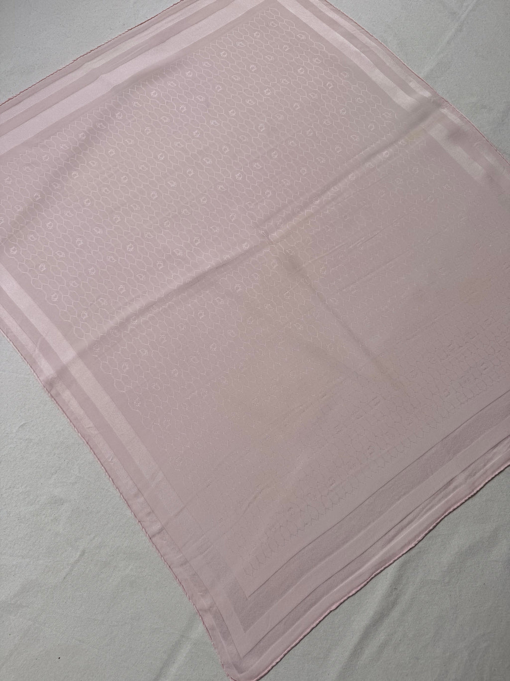 Bufanda Christian Dior vintage – Monograma tono sobre tono rosa