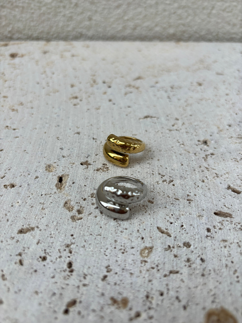 Anillo abrazo martillado