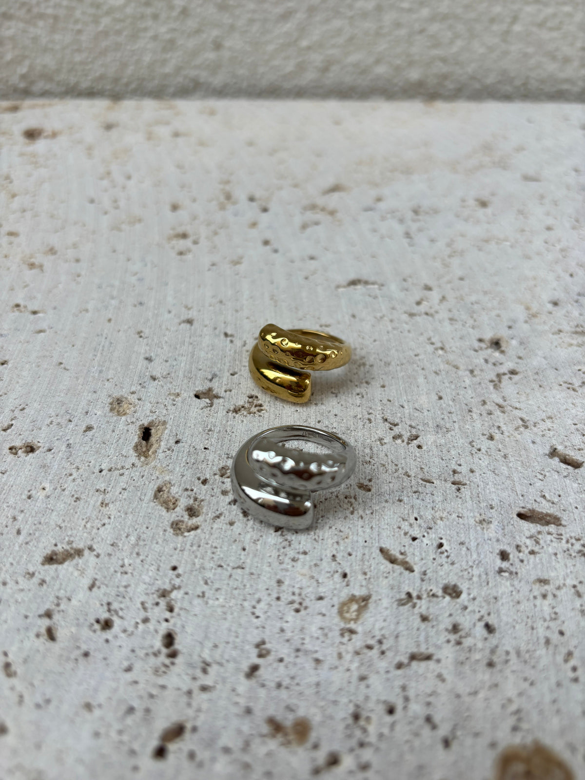 Anillo abrazo martillado