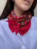 Foulard Chanel – Modèle Rouge Monogramme Et Bijouterie