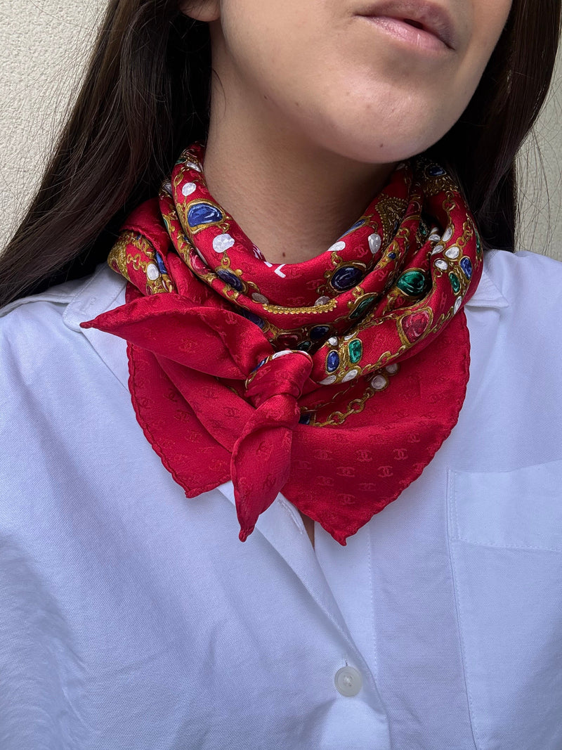 Foulard Chanel – Modèle Rouge Monogramme Et Bijouterie