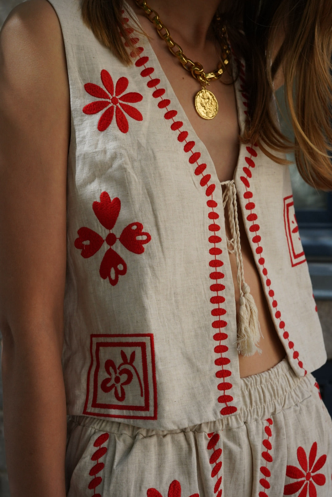 Como Sleeveless Vest Embroidery Beige/Red