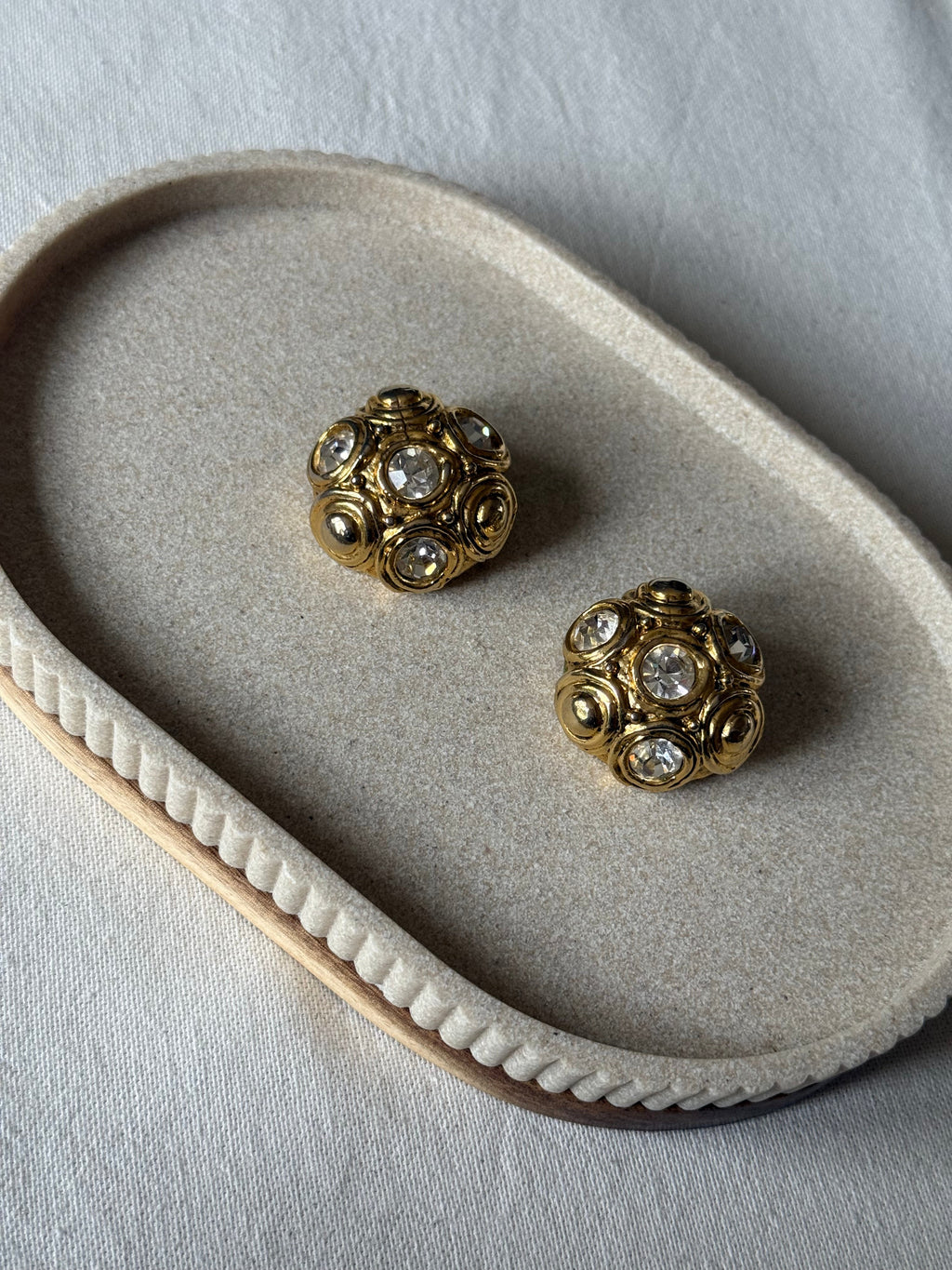 Boucles D’Oreilles Vintage - Résine Dorée Et Strass