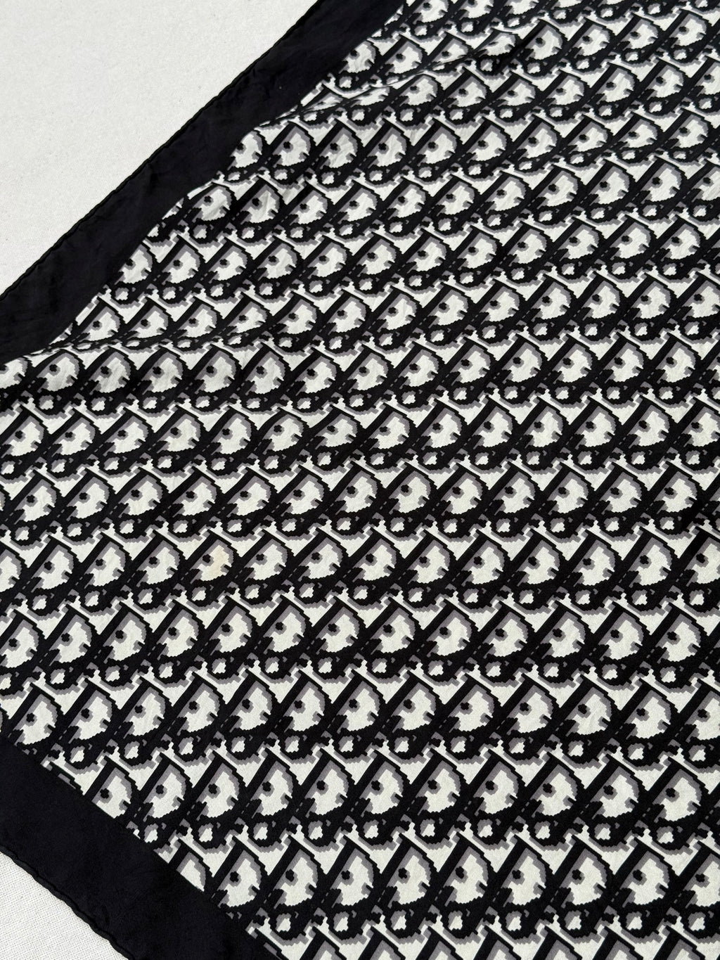 Foulard Christian Dior – Modèle Monogramme Noir