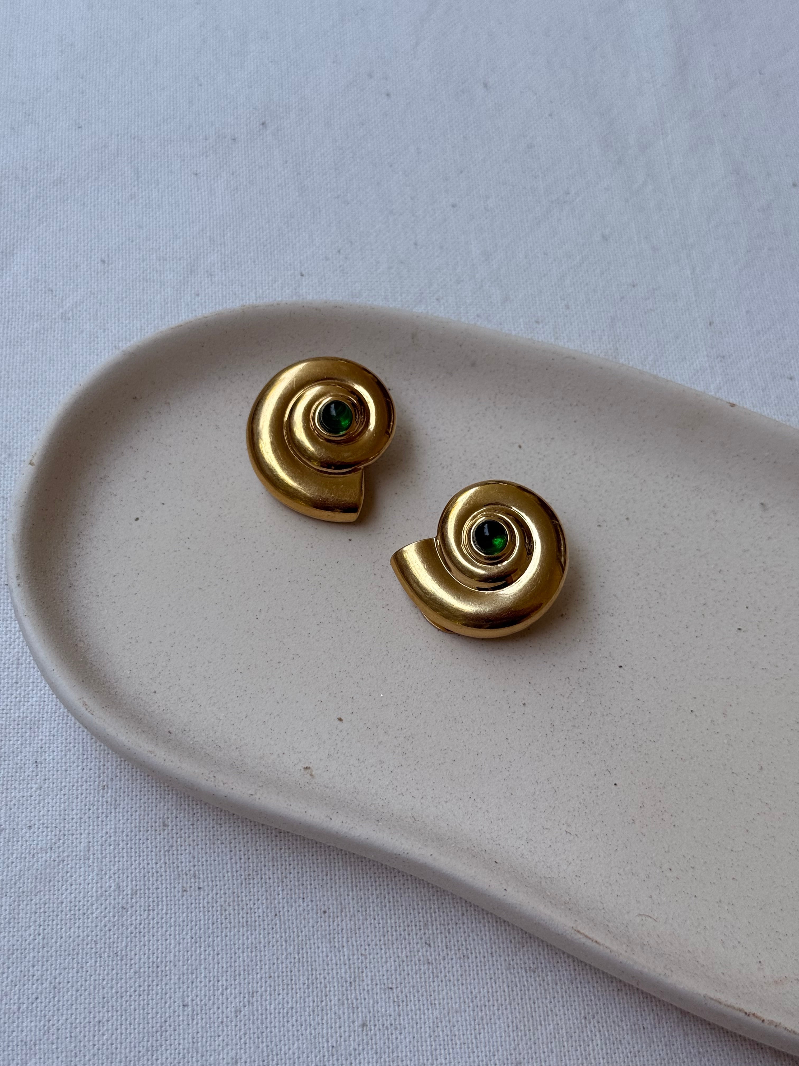 Pendientes Vintage - Conchas Doradas Y Strass Verde