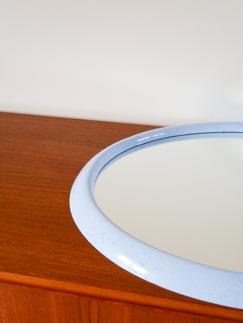 Grand Miroir Oval En Plastique Plexi Bleu Moucheté - 1970