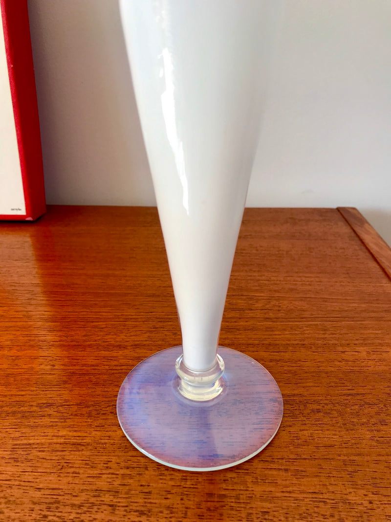 Vase En Opaline Blanc Dentelé Pieds Opalescent - Années 50-60