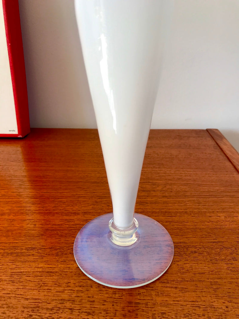 Vase En Opaline Blanc Dentelé Pieds Opalescent - Années 50-60