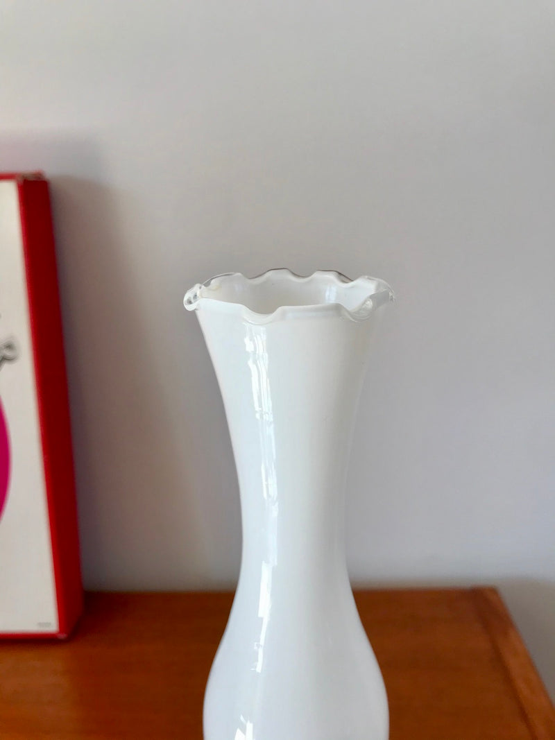 Vase En Opaline Blanc Dentelé Pieds Opalescent - Années 50-60