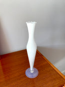 Vase En Opaline Blanc Dentelé Pieds Opalescent - Années 50-60