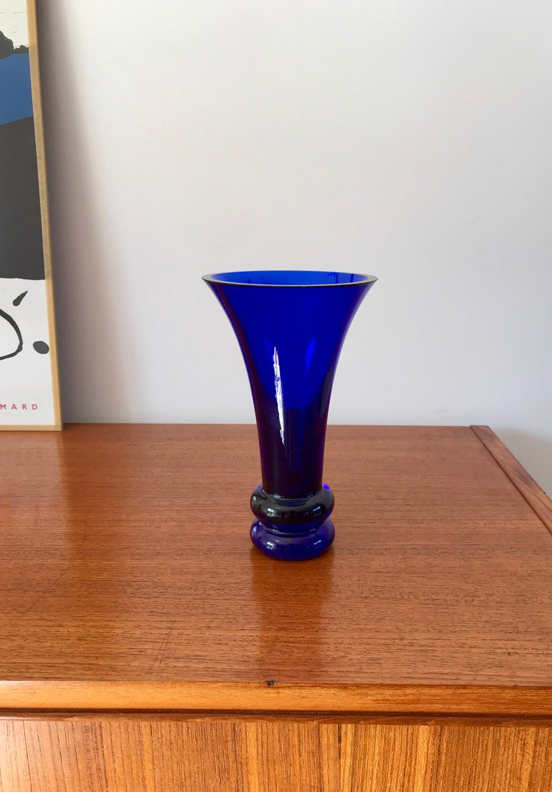 Vase En Verre Bleu Klein Évasé Design - Années 70