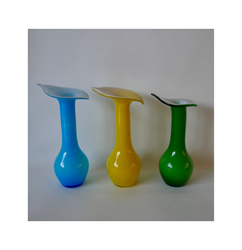 Trio De Vases Design En Opaline Jaune - Vert Et Bleu - Années 60