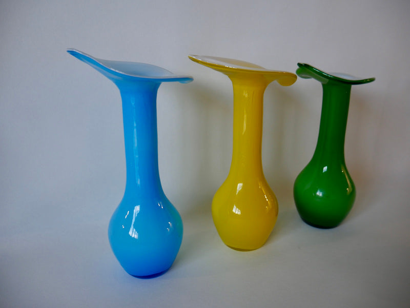 Trio De Vases Design En Opaline Jaune - Vert Et Bleu - Années 60