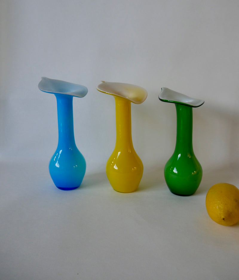 Trio De Vases Design En Opaline Jaune - Vert Et Bleu - Années 60