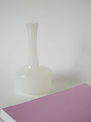 Vase En Opaline Blanc Graphique - 1960 - 20 X 11 Cm