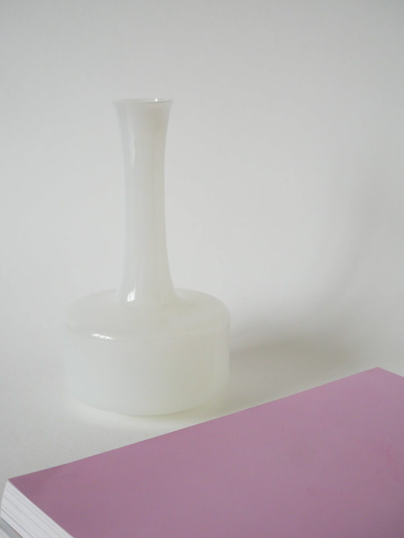 Vase En Opaline Blanc Graphique - 1960 - 20 X 11 Cm