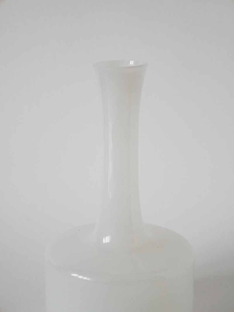 Vase En Opaline Blanc Graphique - 1960 - 20 X 11 Cm