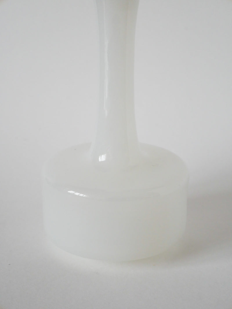 Vase En Opaline Blanc Graphique - 1960 - 20 X 11 Cm