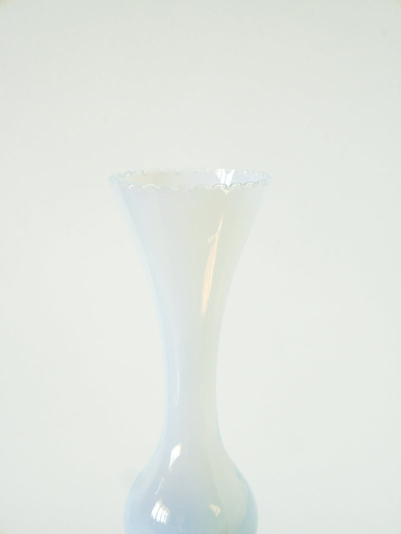 Grand Vase En Opaline Blanc Opalescent - Col Dentelé - 1960