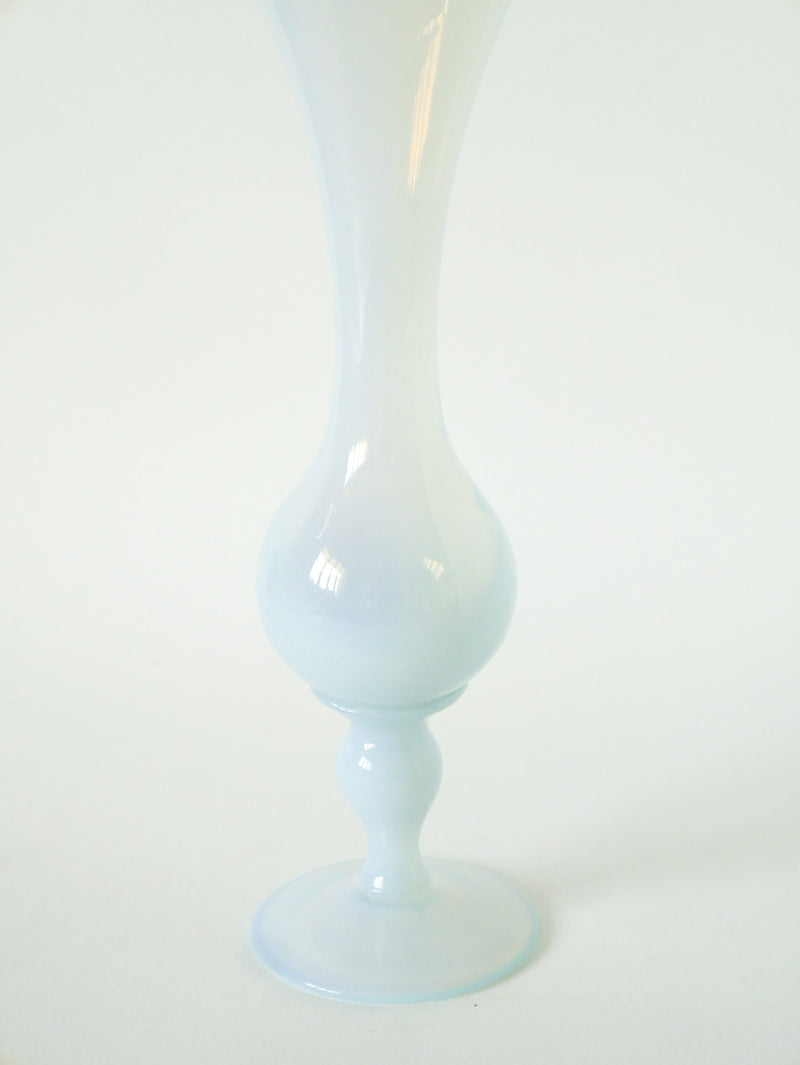 Grand Vase En Opaline Blanc Opalescent - Col Dentelé - 1960