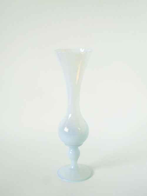 Grand Vase En Opaline Blanc Opalescent - Col Dentelé - 1960