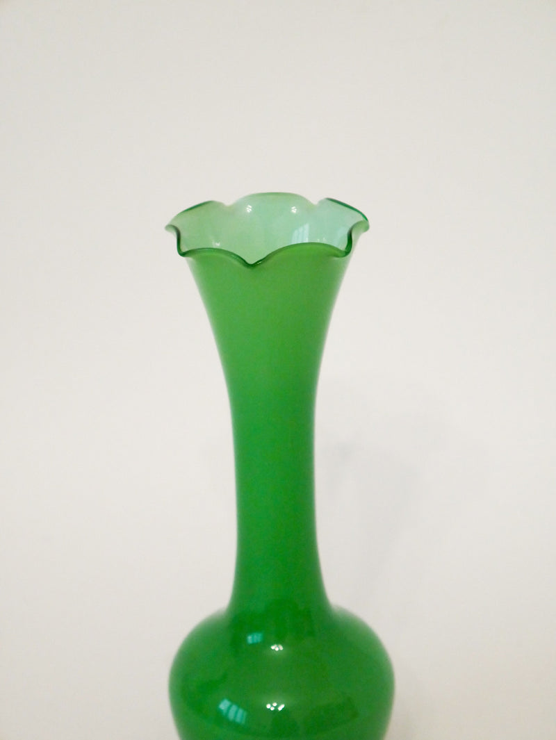 Vase En Opaline Dentelé Vert Vif - Design - 1960