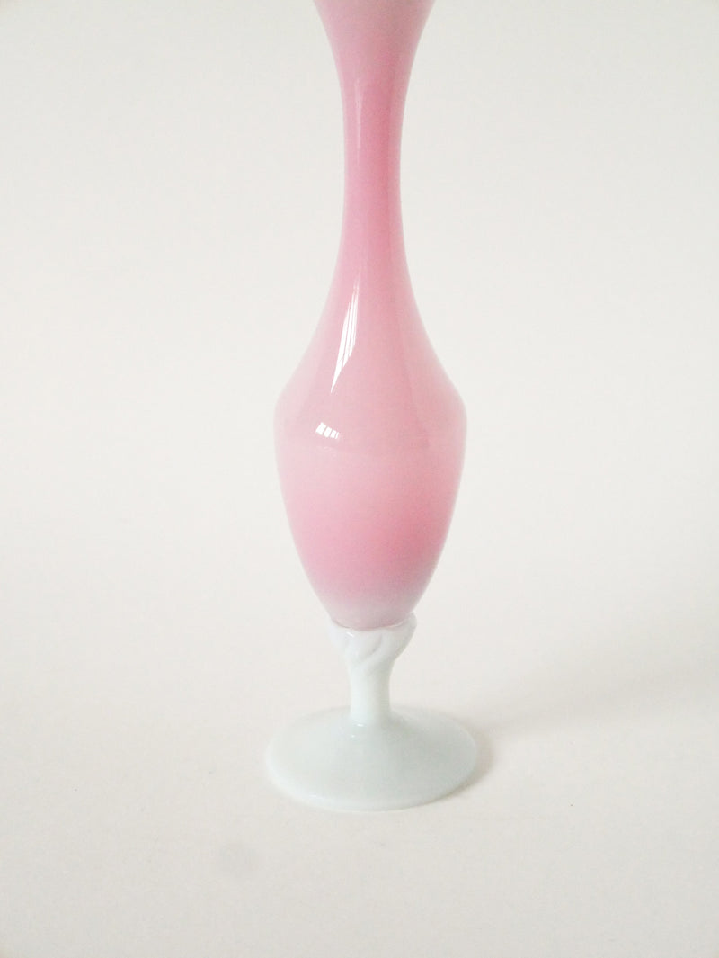 Vase En Opaline Rose Bonbon Et Pieds Blanc Travaillé - 1960