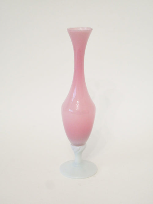 Vase En Opaline Rose Bonbon Et Pieds Blanc Travaillé - 1960