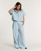 Pantalon large en popeline légère bleu clair, coupe fluide et décontractée adaptée à toutes les morphologies pour un style estival féminin et confortable.
