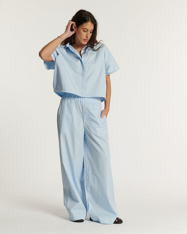Wide pants in light blue light poplin, fluid and relaxed cut suitable for all body types for a feminine and comfortable summer style.