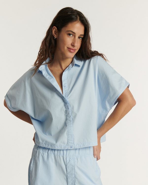 Light blue light poplin jeans, straight cut, 100% cotton fabric, comfortable and suitable for all female body shapes.