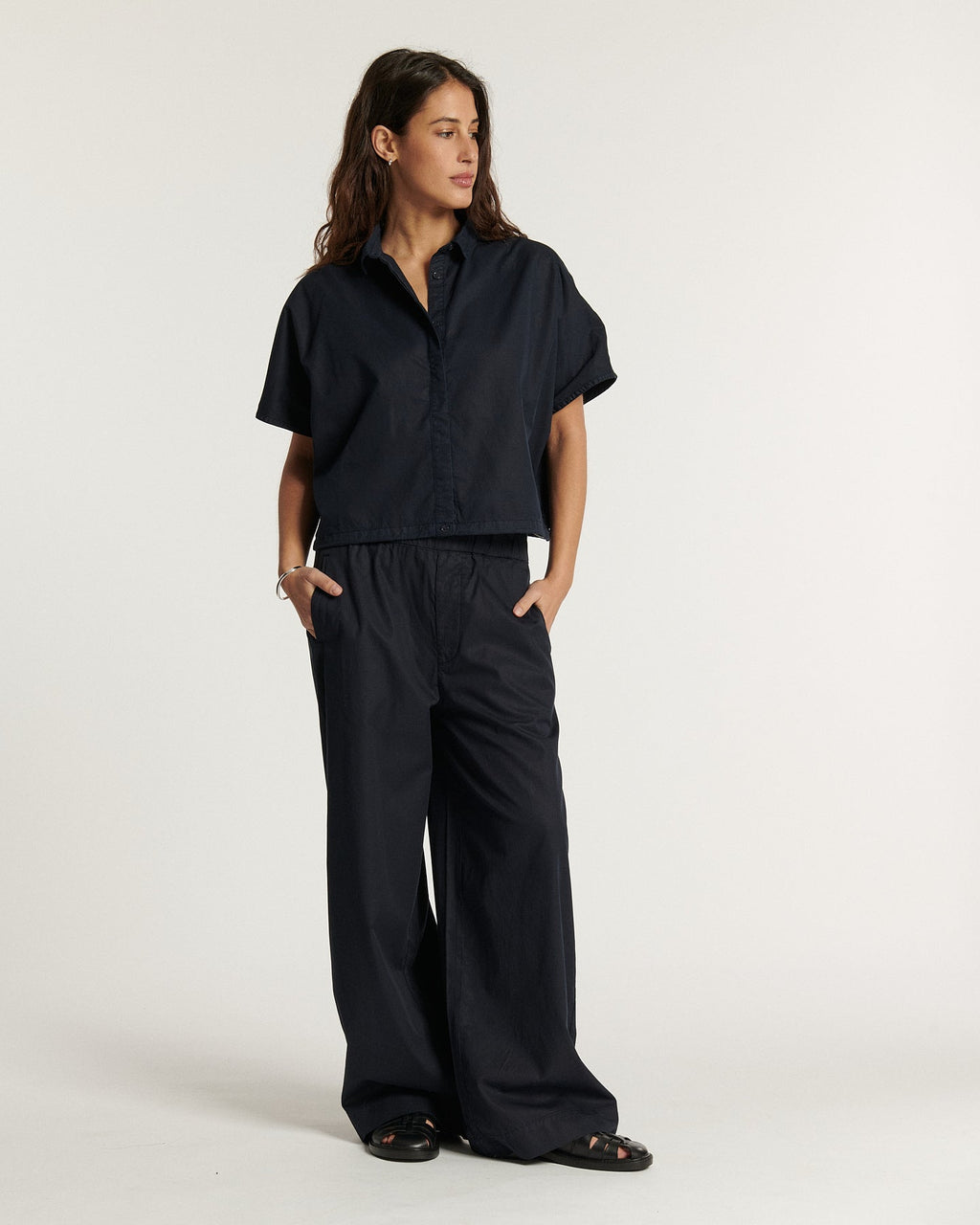 Pantalon large en popeline marine, coupe fluide et confortable, matière légère en coton adaptée pour un style décontracté et élégant au quotidien.