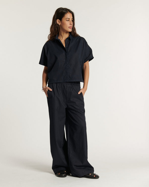Wide pants in navy poplin, fluid and comfortable cut, light cotton material suitable for a casual and elegant everyday style.