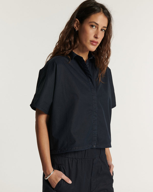 Women's jeans in navy blue cotton poplin with a straight, comfortable cut, suitable for all body types for an elegant summer look.