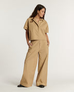 Pantalon large en popeline de coton couleur praline, coupe droite et fluide, adapté à toutes les morphologies pour un style décontracté et élégant.