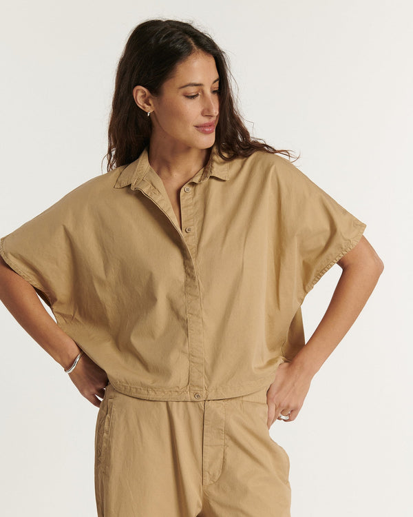 Praline-colored poplin pants, straight and fluid cut, light and soft material ideal for summer, adapting to all female body shapes.
