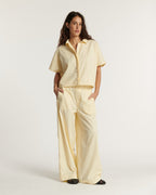 Pantalon large en popeline vanille légère, coupe fluide et décontractée, adapté à toutes les morphologies dans l’esprit printanier-éthéré de la collection La Popeline.