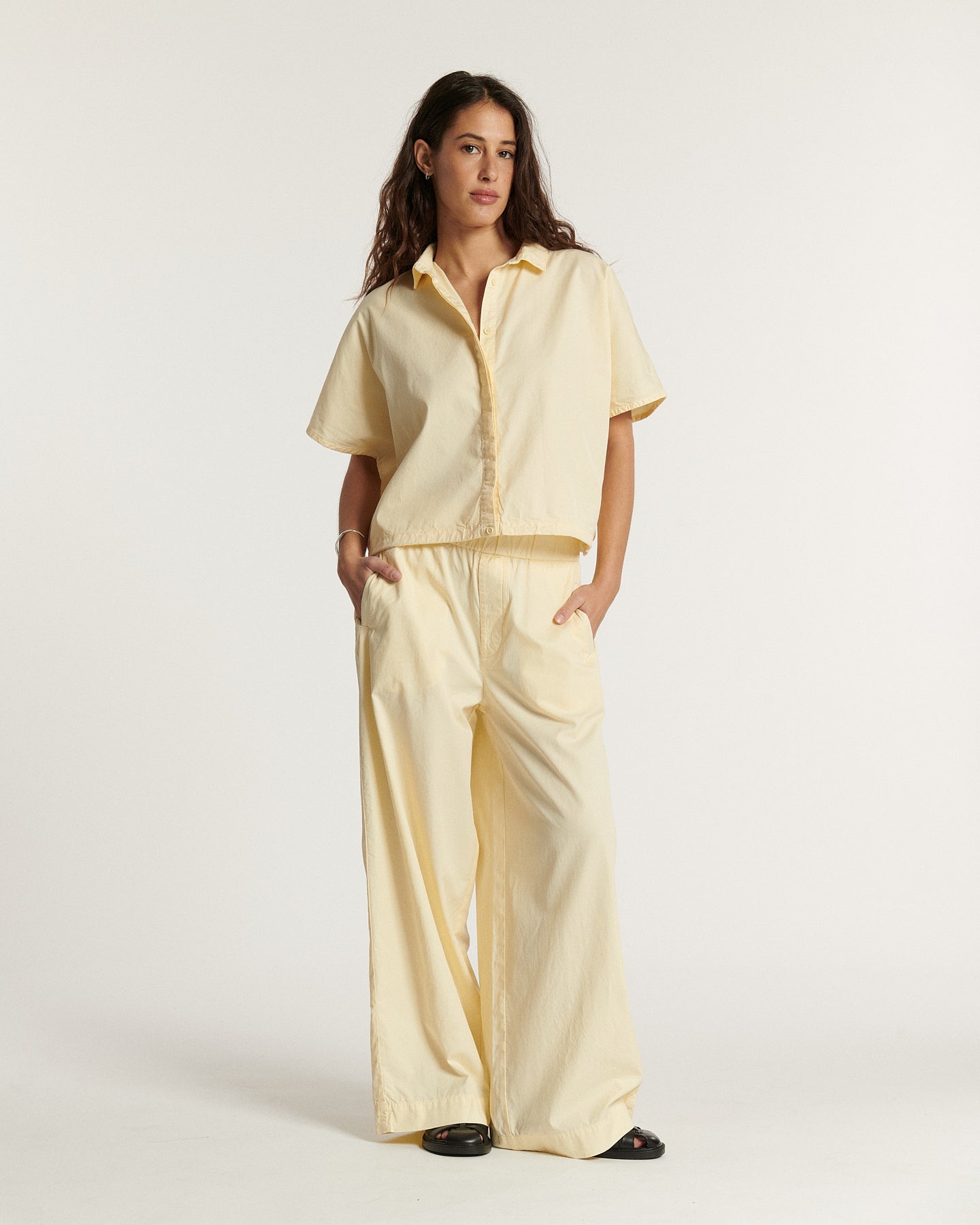 Pantalon large en popeline vanille légère, coupe fluide et décontractée, adapté à toutes les morphologies dans l’esprit printanier-éthéré de la collection La Popeline.