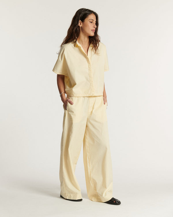Women's wide-leg pants in light vanilla poplin, fluid cut and optimal comfort, perfect for an elegant and relaxed silhouette.
