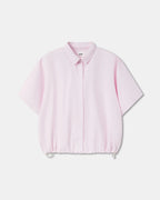 Chemisier femme en popeline légère rose clair avec col classique, manches courtes larges et bas ajustable par cordon de serrage pour un style décontracté.