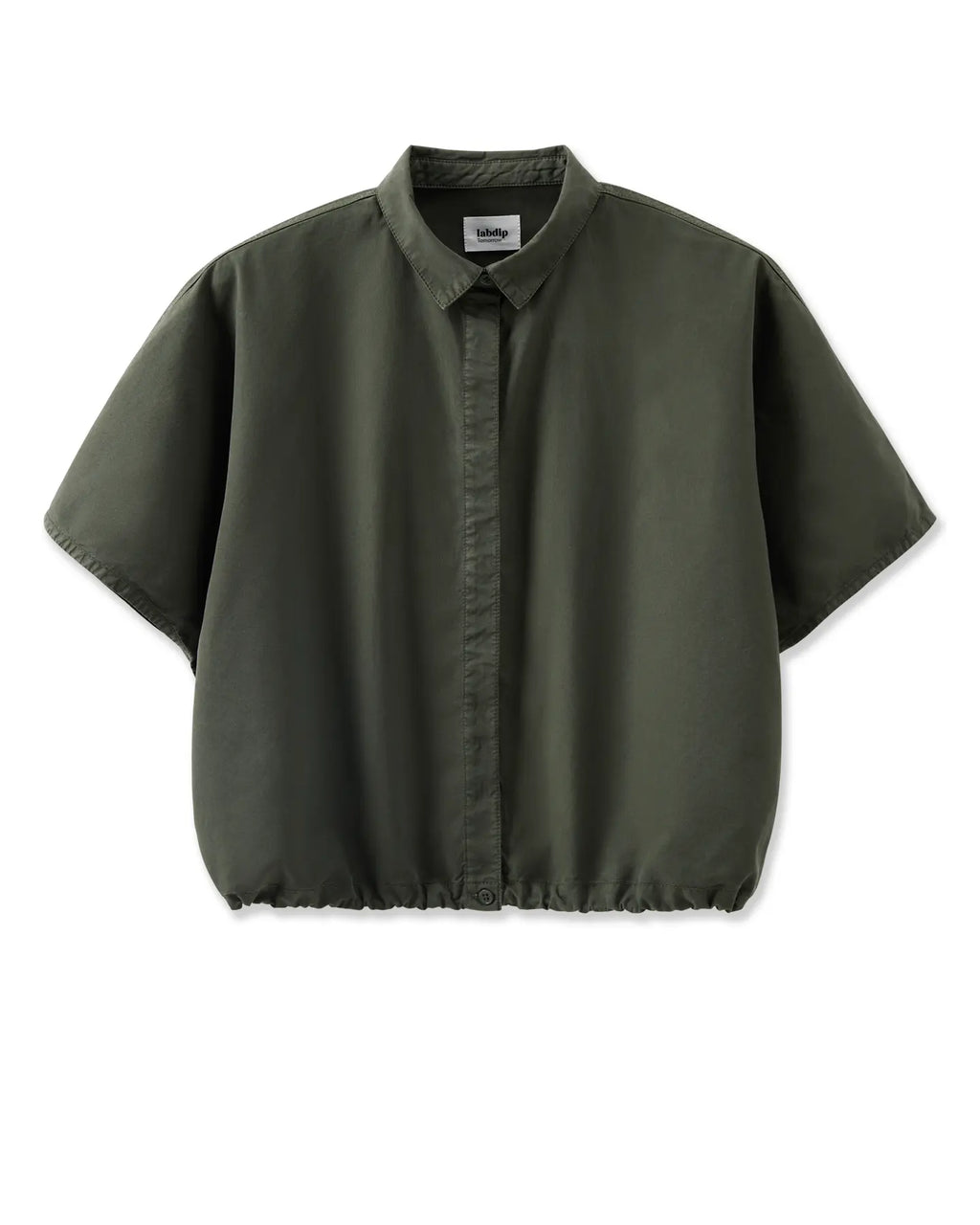 Chemise femme kaki en popeline légère, coupe ample avec manches courtes et col classique, idéale pour un style décontracté et élégant.