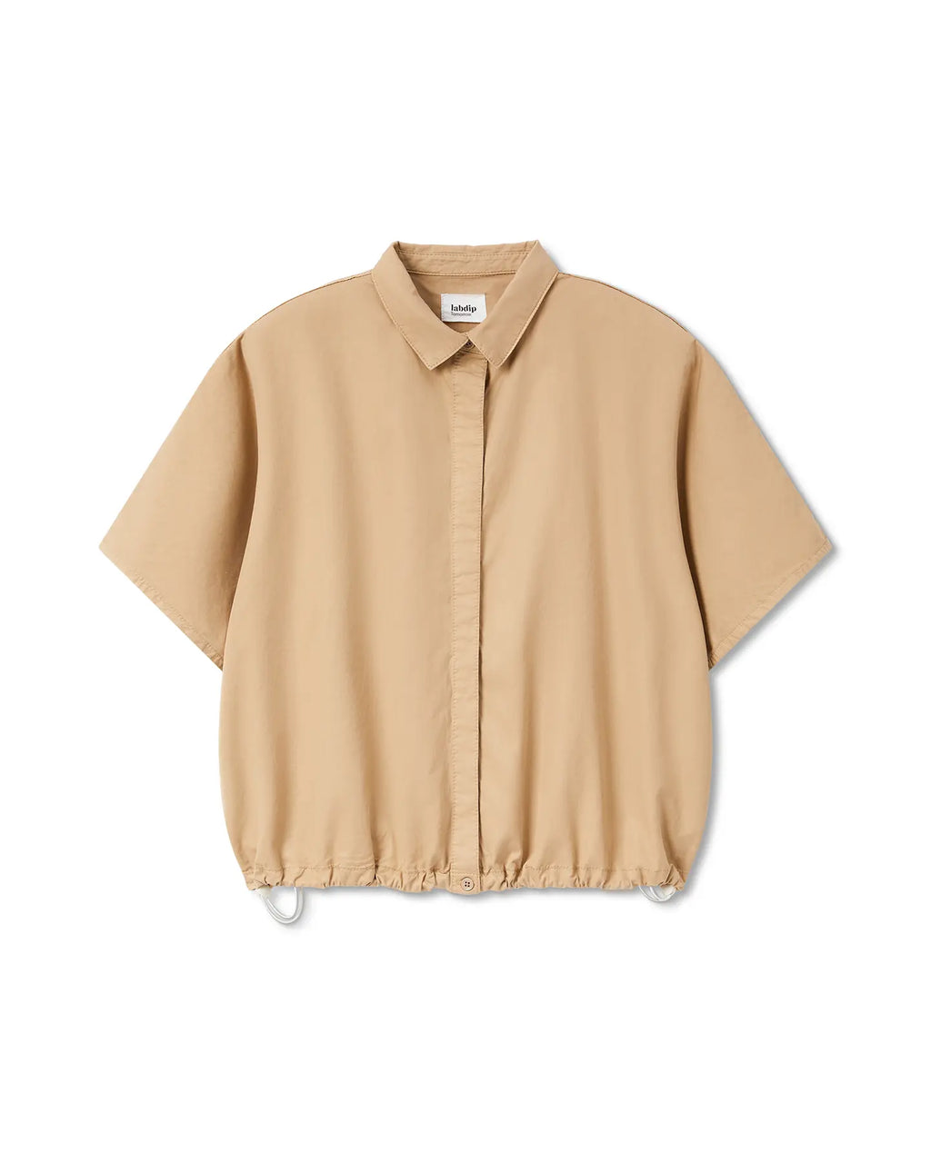 Chemisier court en popeline couleur praline, en coton léger avec col classique et base ajustable par cordon, style décontracté et confortable pour femme.
