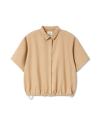 Chemisier court en popeline couleur praline, en coton léger avec col classique et base ajustable par cordon, style décontracté et confortable pour femme.