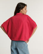 Jean pour femme en denim bleu clair, coupe droite et ajustée, offrant un confort optimal et une silhouette élégante adaptée à toutes les morphologies.