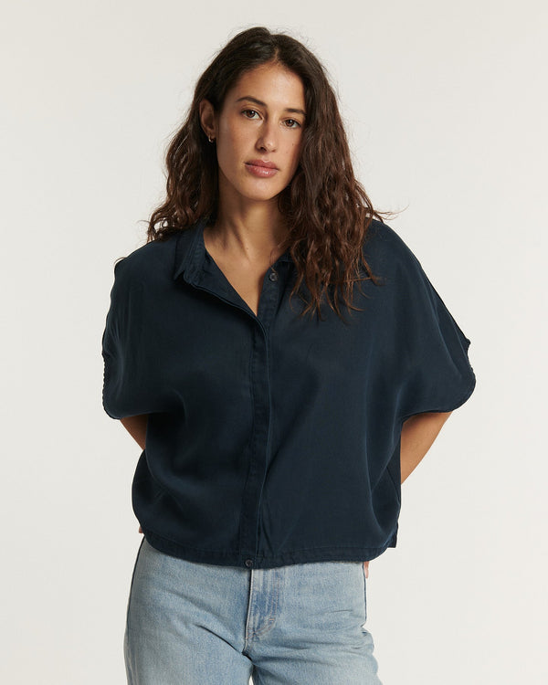 Women's jeans in light blue denim, fitted straight cut, soft and breathable cotton material, suitable for all body shapes for optimal comfort.