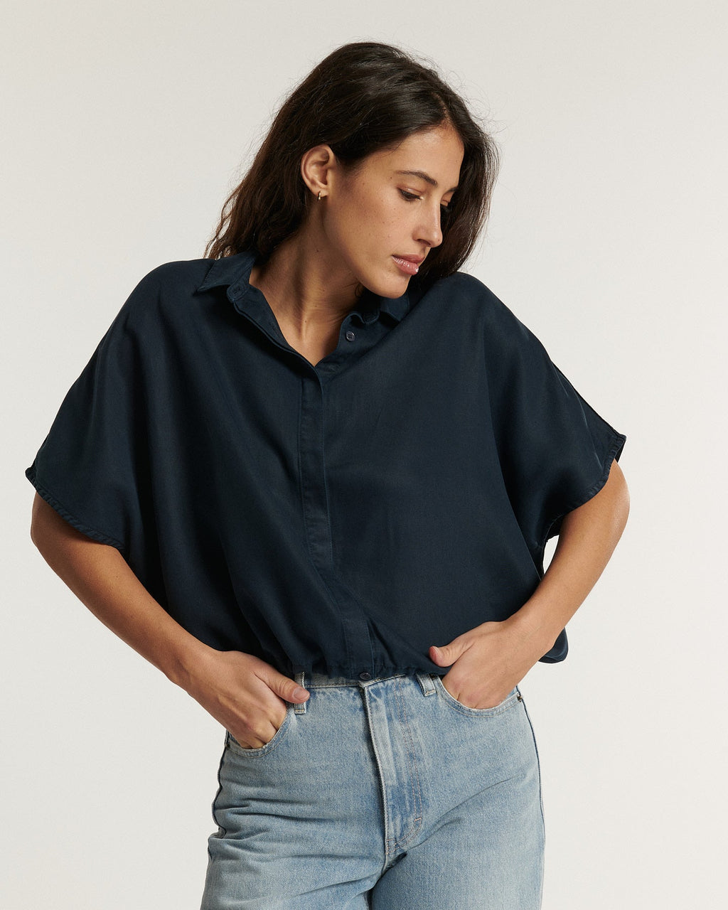 Jean en denim bleu marine avec coupe droite et taille haute, conçu en tissu Tencel doux et respirant, s’adaptant parfaitement à toutes les morphologies féminines.