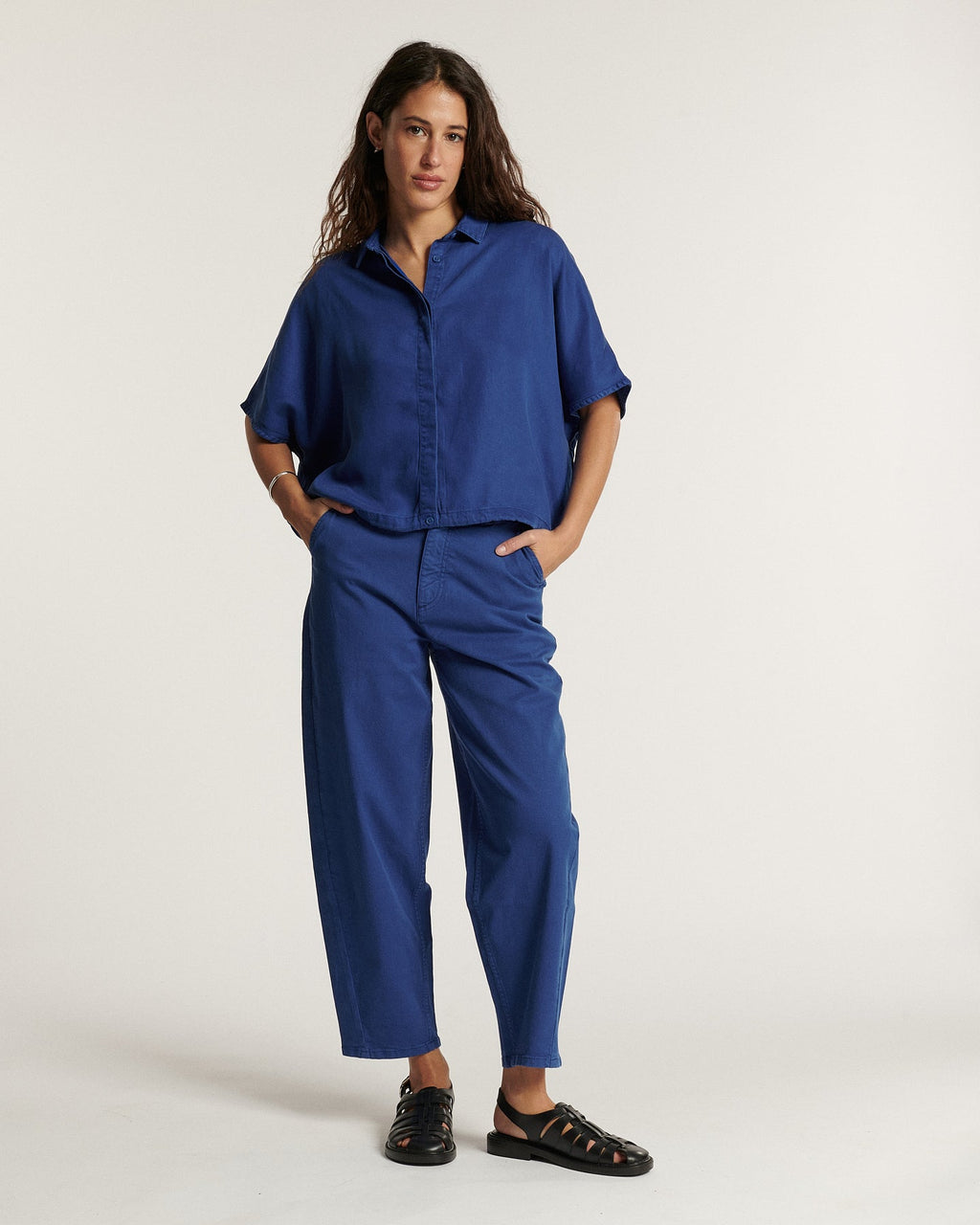 Jean pour femme en Tencel bleu outremer, coupe droite légèrement large, matière fluide et confortable idéale pour l’été.