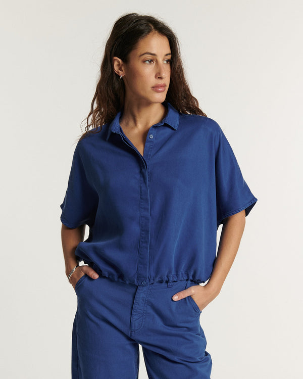 Women's jeans in overseas blue Tencel fabric, relaxed straight cut with a fluid and slightly satiny material, suitable for all body shapes.