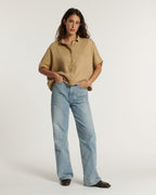 Jean pour femme en denim bleu clair, coupe droite et fluide, matière douce avec une légère texture naturelle, adapté à toutes les morphologies.