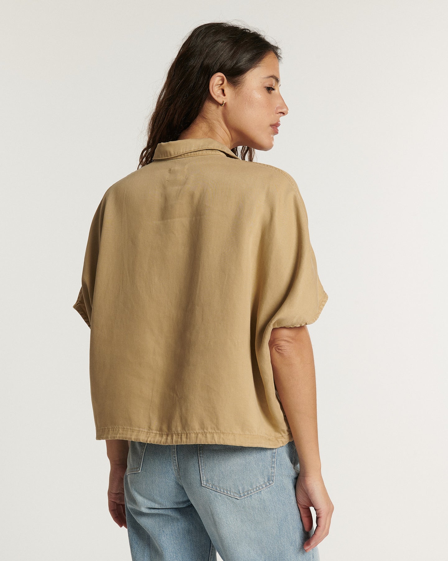 Jean femme en denim bleu clair, coupe droite et confortable, en matière légère et souple idéale pour l'été, s'adaptant à toutes les morphologies.